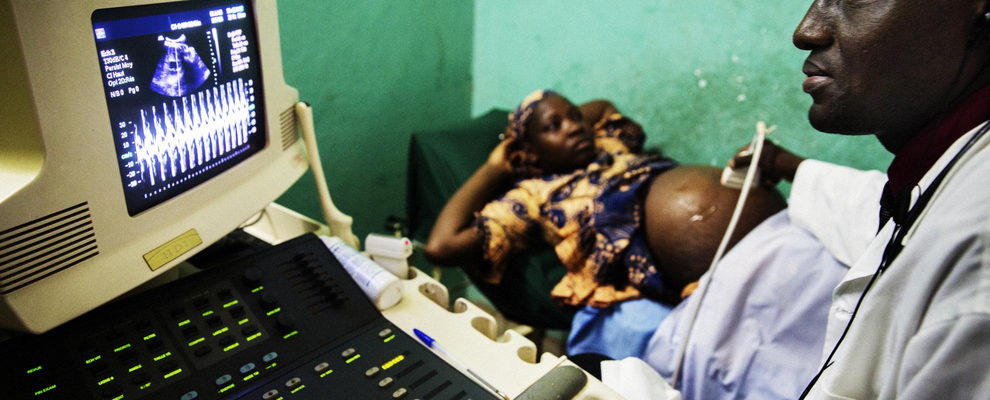 Dokter lamine diakité, consultatie van zwangere vrouwen (Mali, juni 2015)