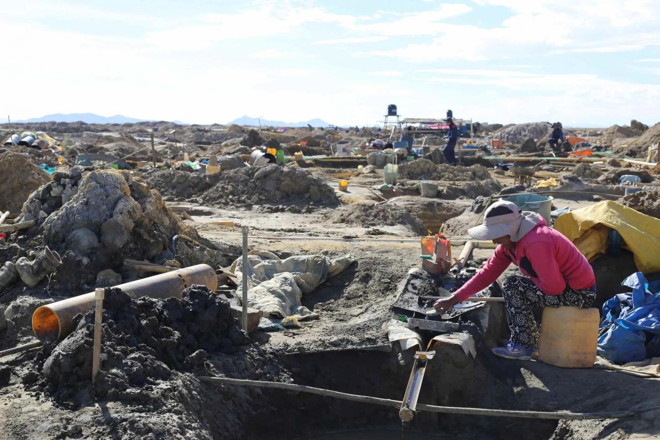 Woman leaching tin from waste rock in Machacamarca (Oruro, Bolivia) © Isabella Szukits / Südwind