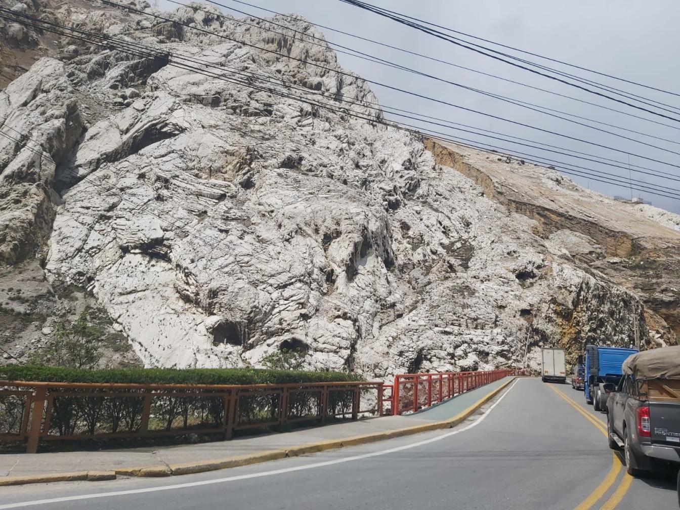 De rotsen rond de stad La Oroya zijn helemaal wit gekleurd door de vervuiling.