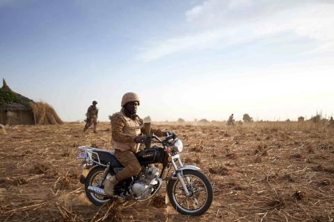 Een soldaat van het Burkinese leger op patrouille in het noorden van Burkina Faso. Jihadistische activiteiten in de regio maken werk bijzonder moeilijk.