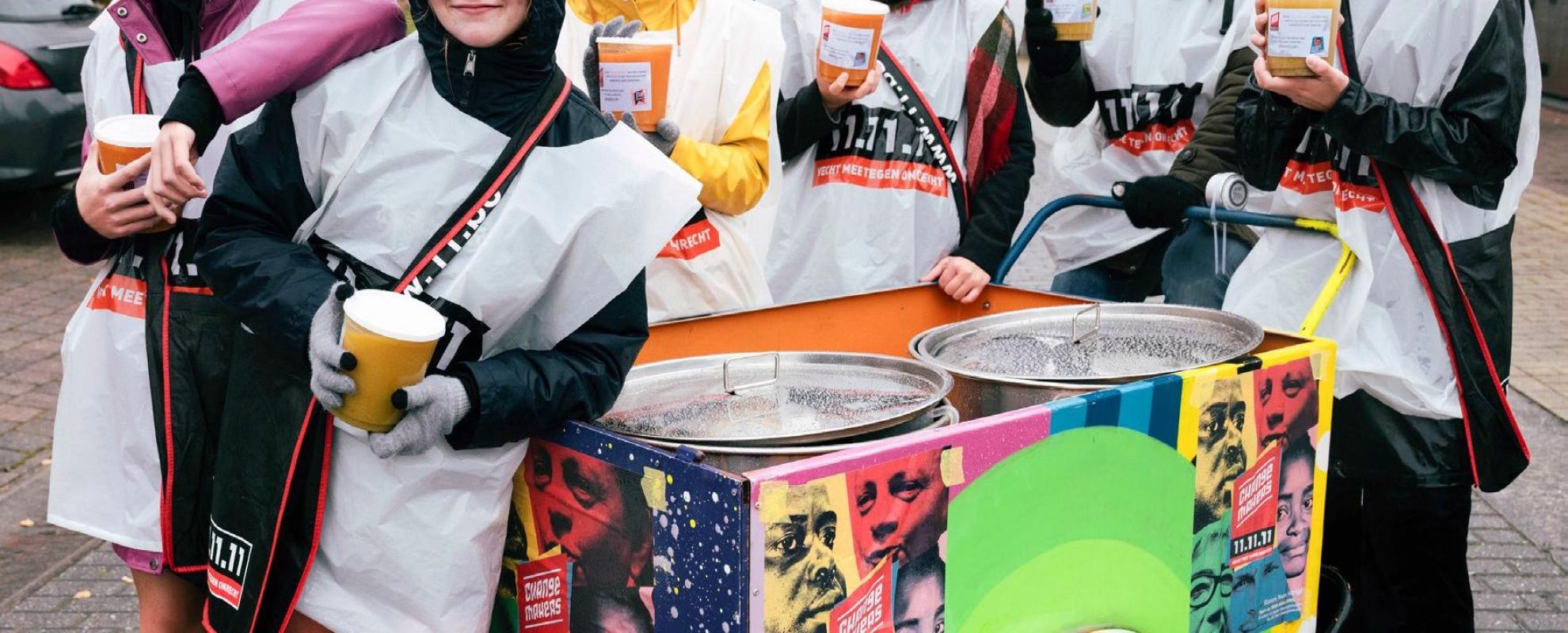 Vrijwilligers verkopen soep