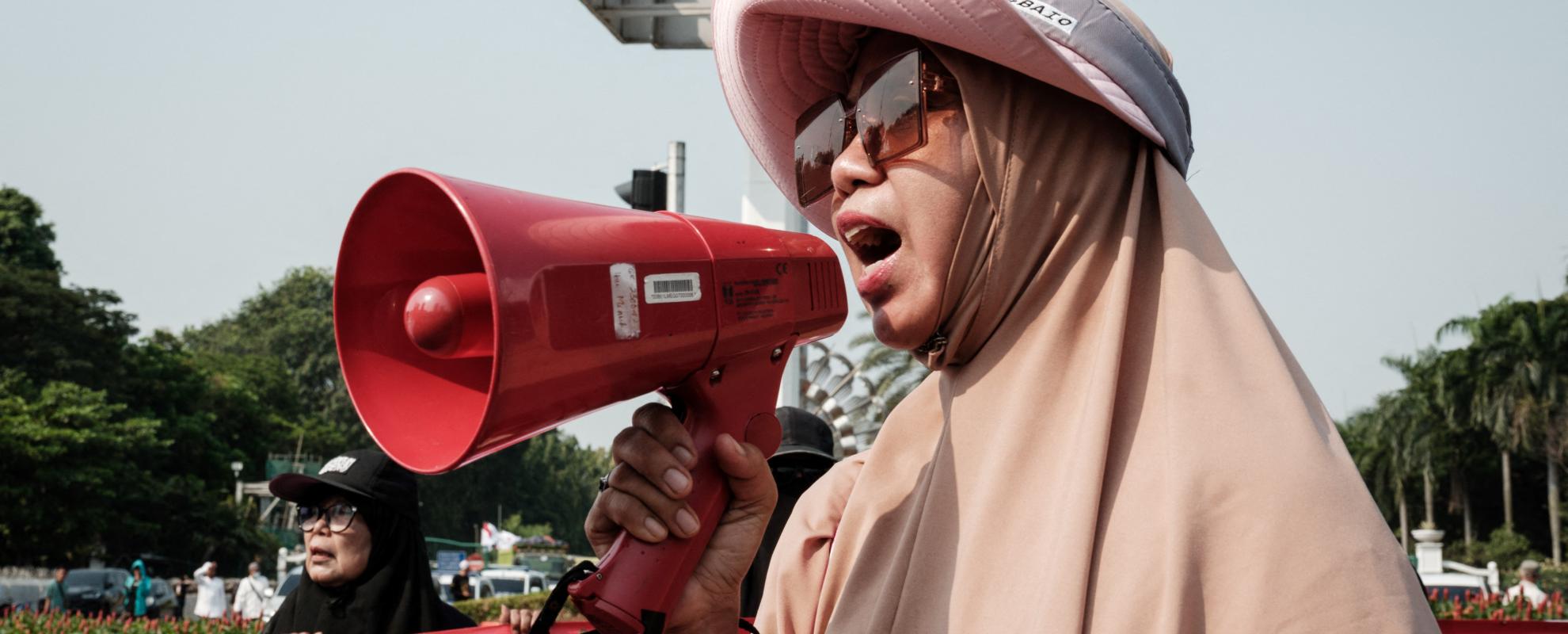 Een vrouw uit Rempang protesteert tegen de bouw van de glasfabriek.