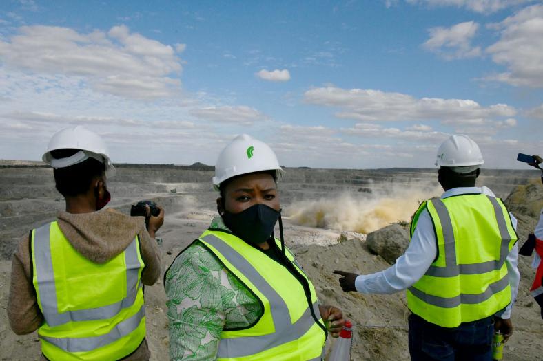 Viceminister Thembi Siweya bezoekt foskoormijn in Zuid-Afrika