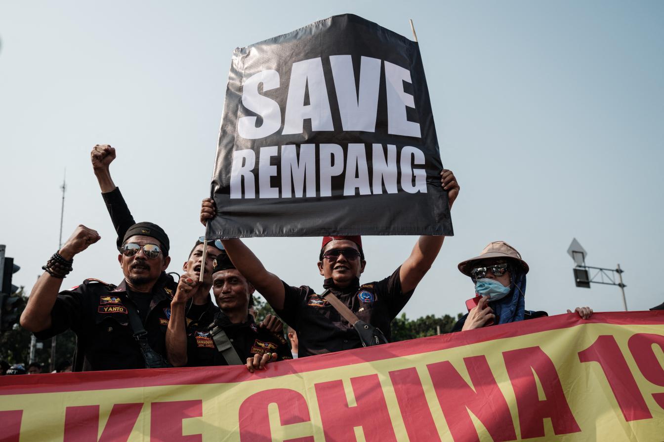 Inwoners van Rempang protesteren tegen de bouw van de glasfabriek.