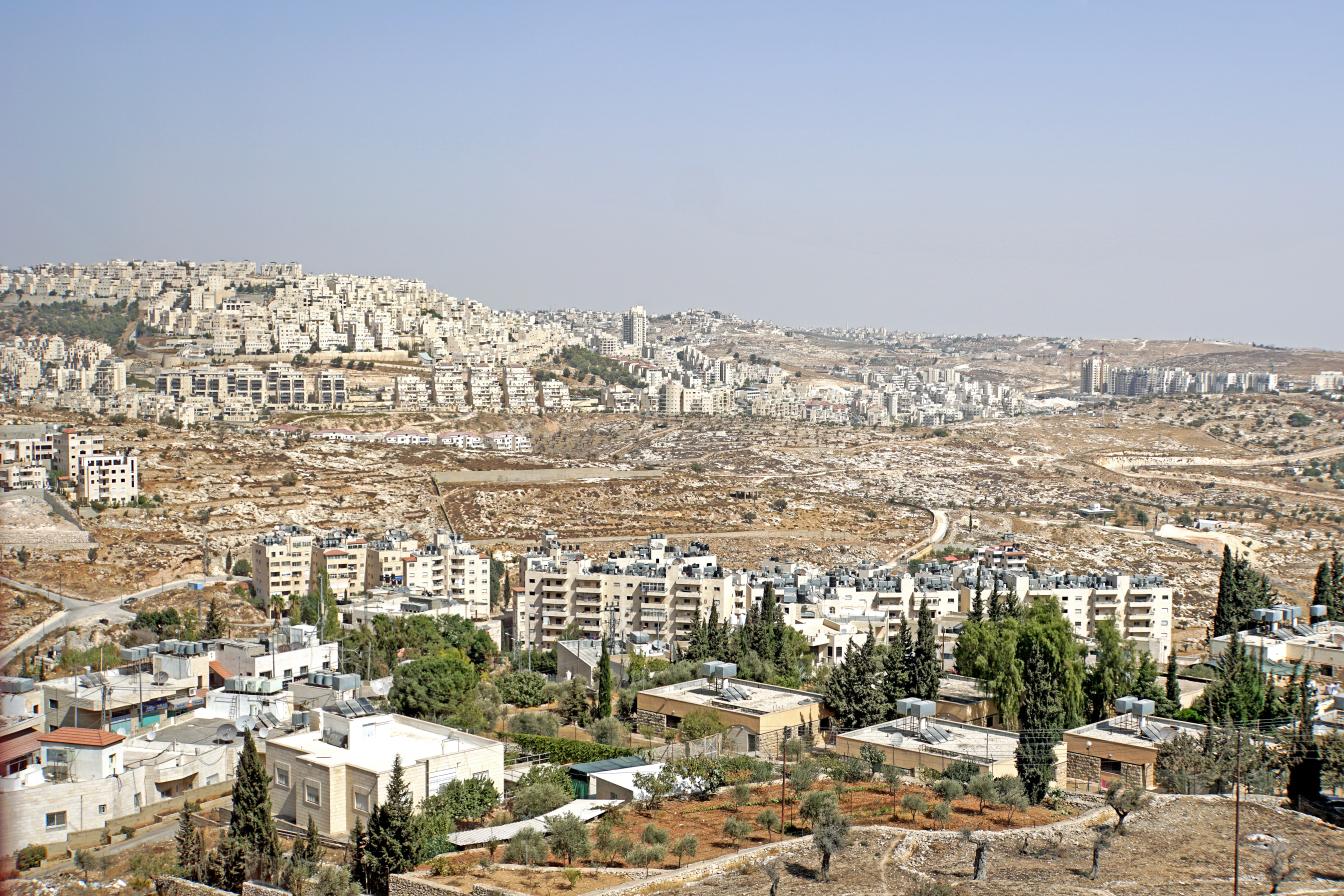 Israël bouwt illegale nederzettingen op de Westelijke Jordaanoever.