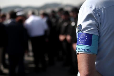Grenswacht Frontex bij registratie vluchtelingen op Lesbos
