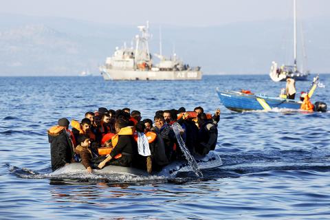 Migranten op een boot in de Middellandse Zee