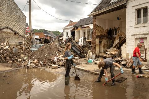 De bevolking bleef achter in puin na de overstroming in Wallonië.